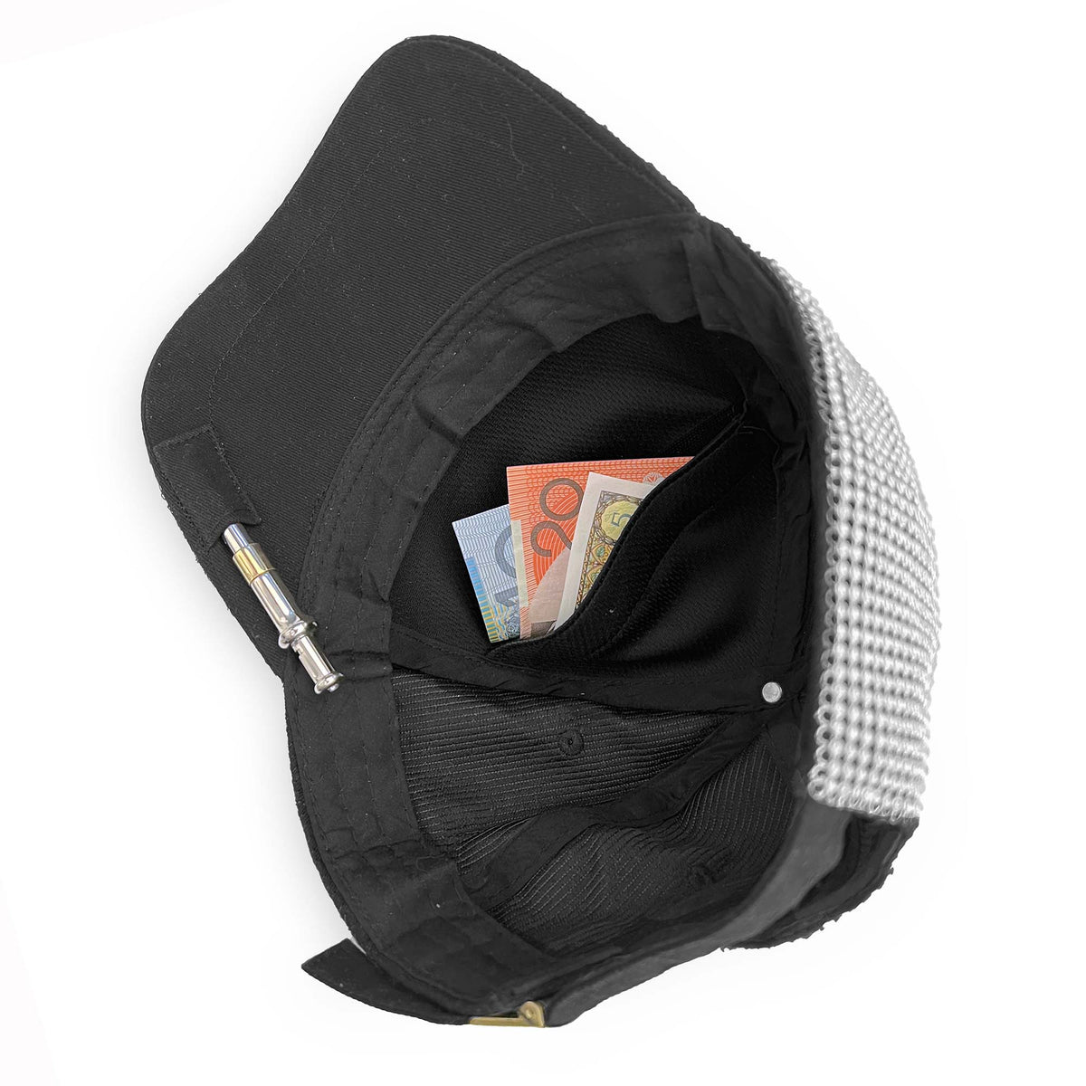 Gorra tipo canguro con bolsillo oculto