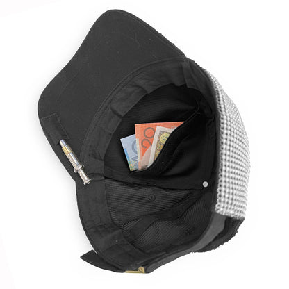 Gorra tipo canguro con bolsillo oculto